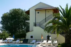 Hausansicht Appartementhaus Vondas Karousadon