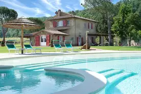 Hausansicht Landhaus mit privatem Pool Toskana Etrusker Kueste