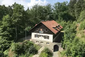 Hausansicht Pfadfinder-Blockhütte Weiden
