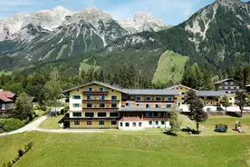 Hausansicht Mountain Hostel - Haupthaus Ramsau am Dachstein