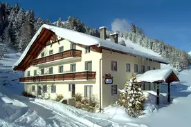 Hausansicht Gruppenhaus Zugspitzarena Lermoos