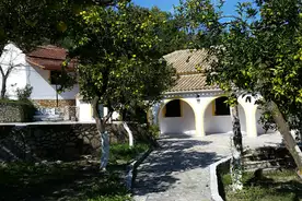 Hausansicht Gruppenhaus Nikolas Karousades - Korfu