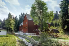 Hausansicht Jugendherberge Neudorf Sehmatal