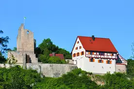 Hausansicht Wanderheim Burg Derneck Hayingen