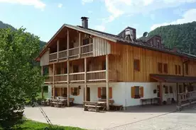 Hausansicht Jugendbildungshaus Wiedhölzl-Kaser Reit im Winkl