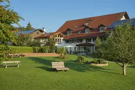 Hausansicht Gästehaus Lindenhof Rettenbach am Auerberg