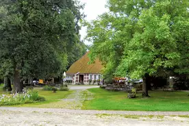 Hausansicht Landleben Eichenhof Himbergen